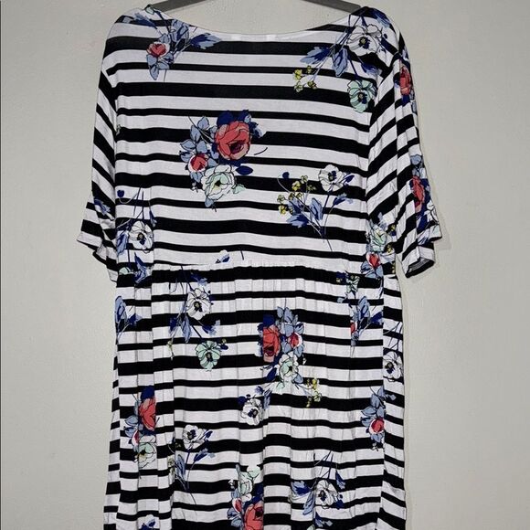 Black and White Short Short Sleeve T-Shirt Size 1X - Picture 6 of 8